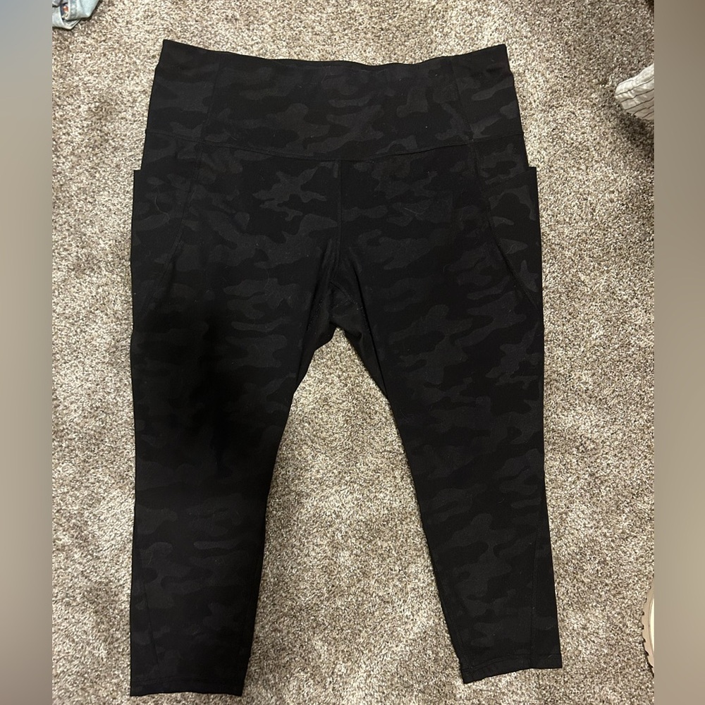 Version Black Camo 7/8 Leggings with Pockets Size 2x